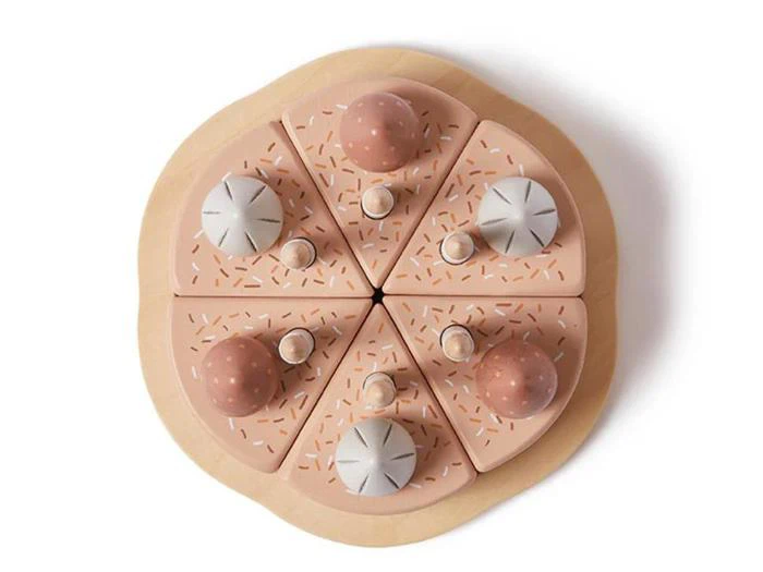 En legetøjspizza af træ med seks skiver, hver toppet med forskelligt formede træsvampe og krymmel, alt sammen i neutrale beige og brune toner.