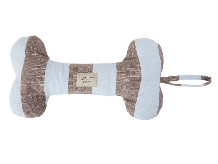 Hundelegetøj i stof formet som en knogle med skiftevis lyseblå og brune striber og en lille løkke i den ene ende. På etiketten i midten står der OYOY ZOO.
