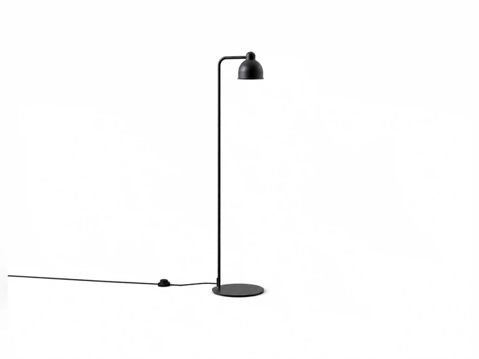 Minimalistisk sort gulvlampe med en slank stang, en afrundet lampeskærm og en cirkulær fod.