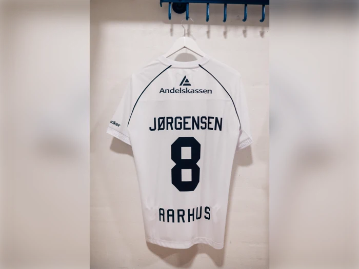 Hvid AGF Aarhus-fodboldtrøje med JØRGENSEN 8 på ryggen og et Andelskassen-sponsorlogo.