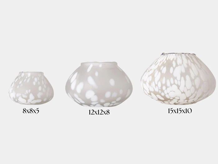 Tre runde hvide vaser med abstrakte, plettede mønstre i små, mellemstore og store størrelser. Målene er angivet som 8x8x5, 12x12x8 og 15x15x10.