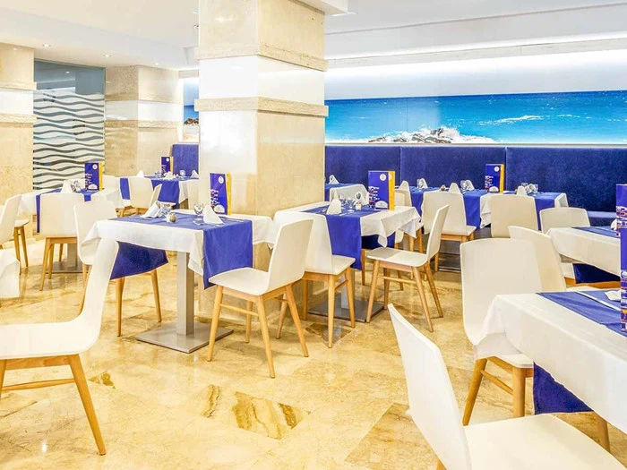 Oplev den spanske solkyst med havudsigt og All Inclusive