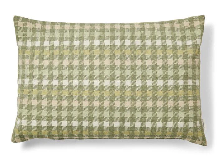 Grøn og beige ternet rektangulær pude med ternet mønster, fotograferet på en hvid baggrund.