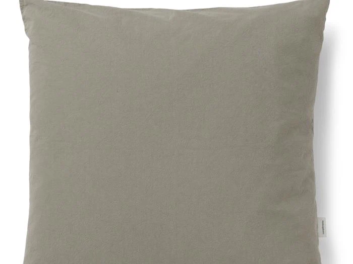 En almindelig, lysegrå firkantet pude med et lille hvidt mærke på siden på en hvid baggrund.