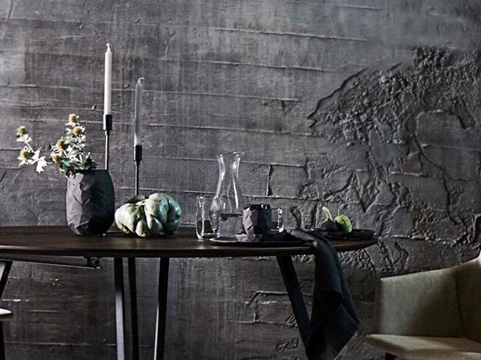 Et bord med stearinlys og vaser på.