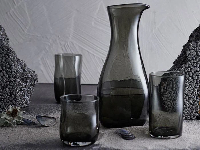 En glaskande og glas.