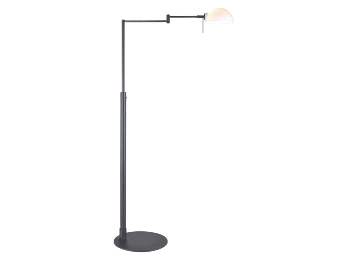 En sort gulvlampe med en rund fod og en justerbar arm, med en hvid halvkugleformet lampeskærm.