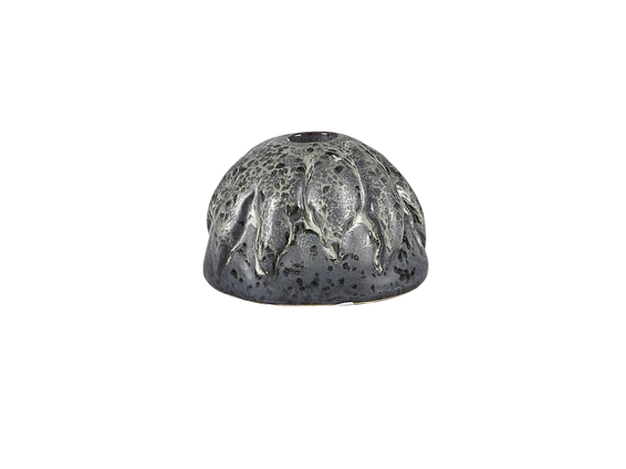 En lille, rund, kuppelformet keramikvase med en smal åbning og strukturerede, flydende glasurmønstre i grå og hvide toner på en ensfarvet hvid baggrund.