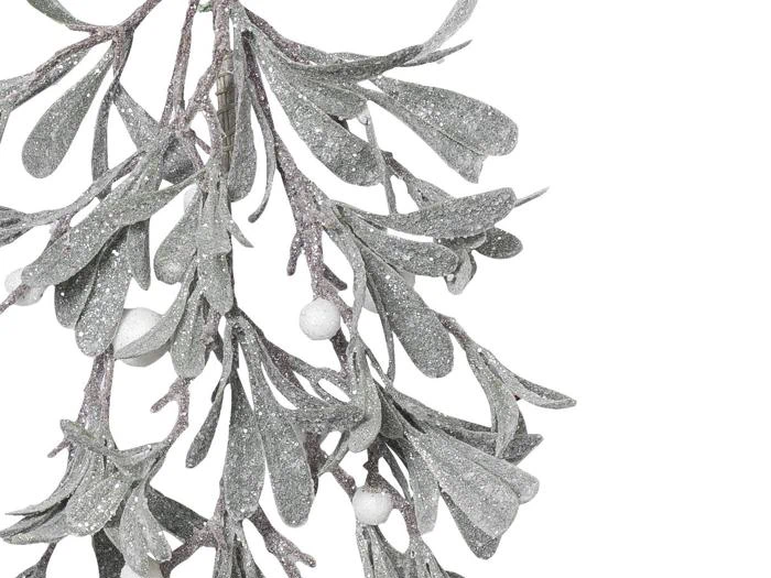 Et nærbillede af en frostet misteltengren med glitrende blade og hvide bær på en hvid baggrund.