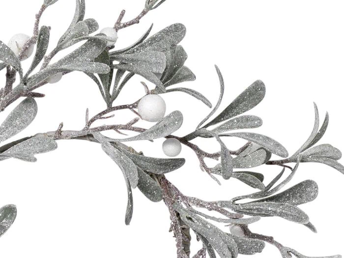 En frostklar gren med sølvgrønne blade og hvide bær på en hvid baggrund.