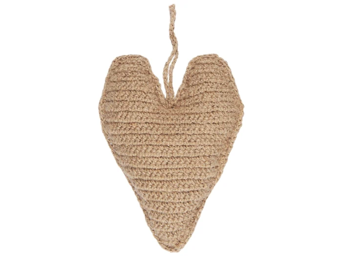 Et håndlavet, hjerteformet ornament lavet af brun vævet jute med en løkke i toppen til ophængning.