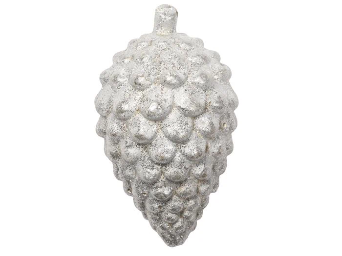 Et sølvfarvet, struktureret ornament formet som en kogle, dækket af glitter og med en lille stilk i toppen.