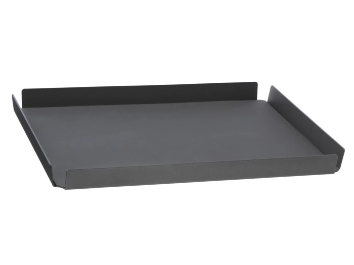 En sort metalpapirbakke med tre hævede sider, designet til at organisere dokumenter på et skrivebord.