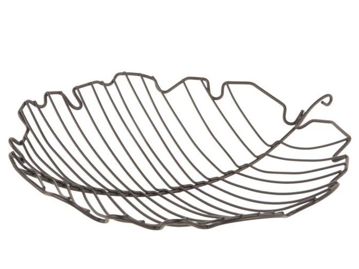 En metaltrådkurv formet som et blad, med et åbent, luftigt design og buede kanter.