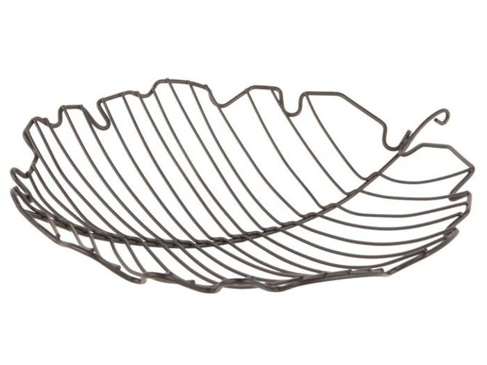 En metaltrådkurv formet som et blad med buede kanter og åbne mellemrum mellem trådene.