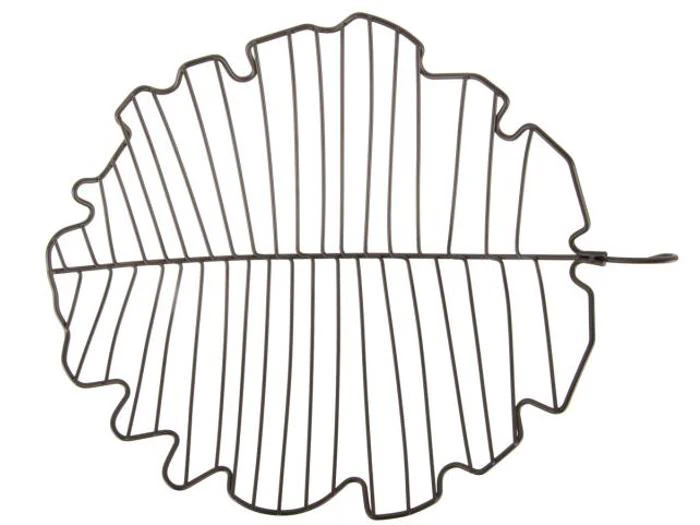 En bordskåner af metaltråd formet som et blad med en bølget kant og en central stilk, set ovenfra på en hvid baggrund.