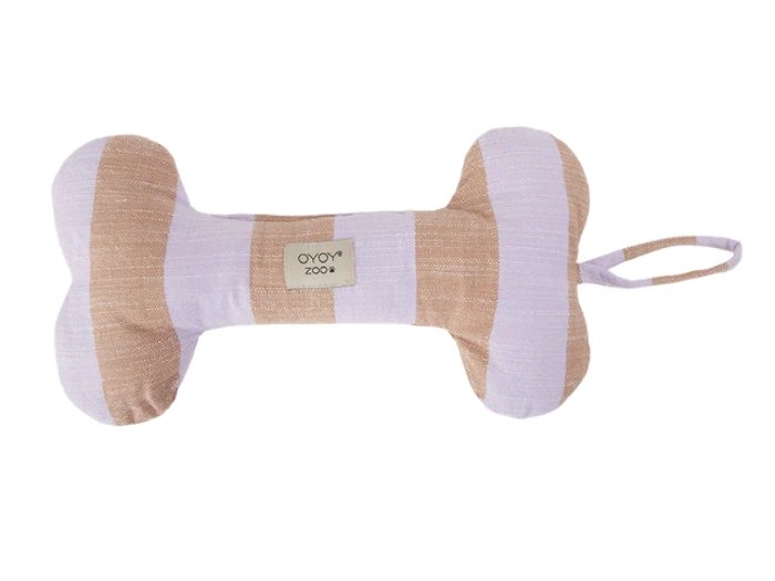 Et stribet, benformet hundelegetøj af stof med beige og hvide bånd og en lille håndtagsløkke i den ene ende.