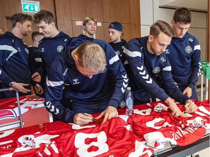 #23 Pierre Emile Højbjergs matchworn og signerede trøje fra Danmark - Finland 23. marts 2023