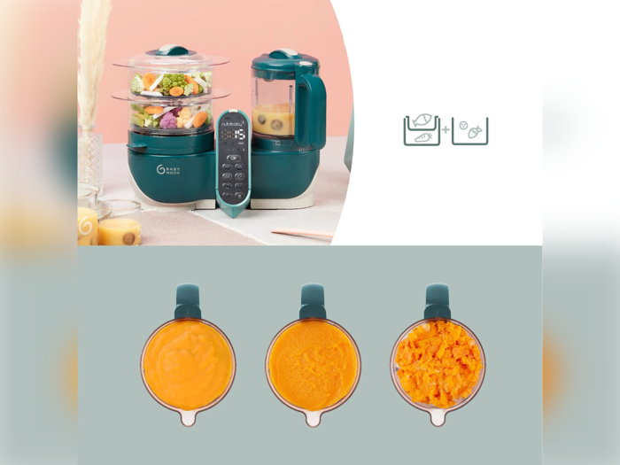 En multifunktionel babymadsmaskine med dampede grøntsager, en blender og tre skåle, der viser forskellige madteksturer: glat puré, halvpuré og grov mos.