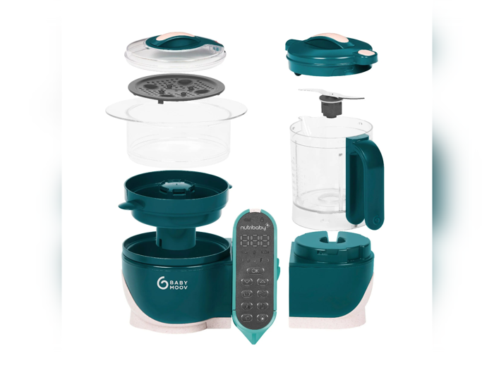 En blågrøn og hvid Babymoov Nutribaby babymadsmaskine med delene adskilt, inklusive en dampende enhed, blender, beholdere, låg, knive og et kontrolpanel.
