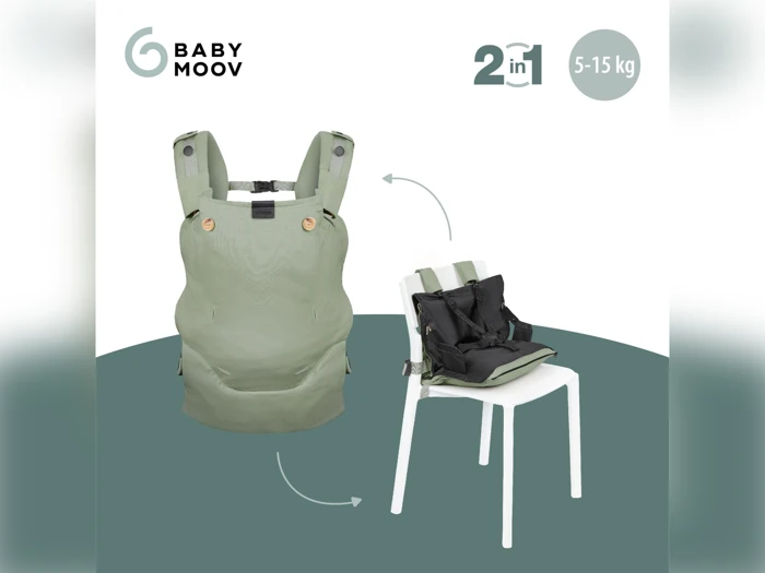 Grøn Babymoov 2-i-1 bæresele og autostol på en hvid stol, egnet til babyer på 5–15 kg. Pilene viser, hvordan den kan omstilles fra bæresele til autostol.