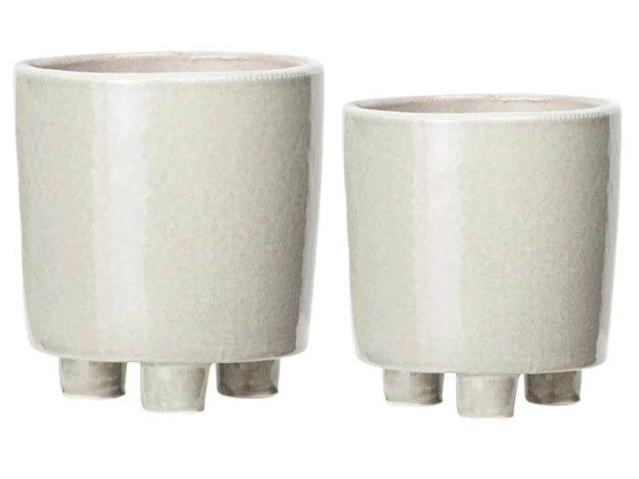 To beige keramikpotter med tre korte ben hver, udstillet side om side, en større og en mindre.