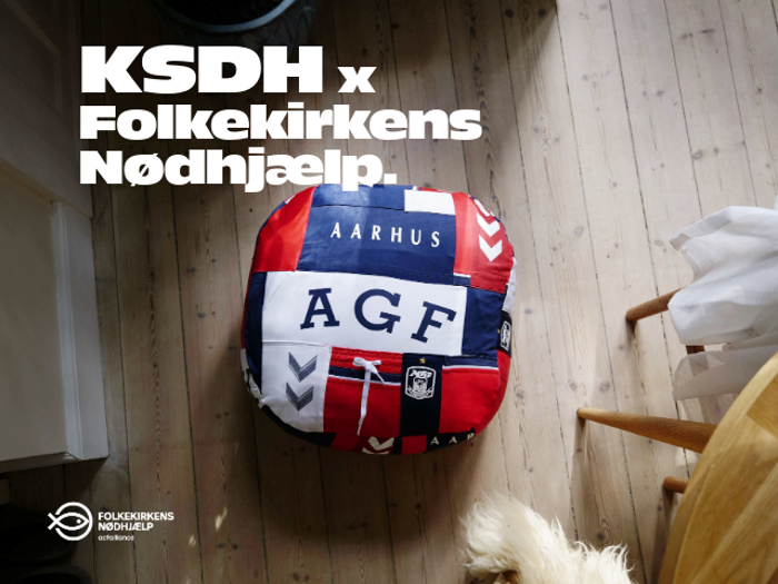 Rokoko-pude syet af kasseret AGF tøj 