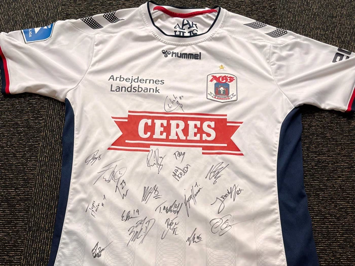 AGF trøje - Peter Bjur nr. 21 - med holdets autografer.