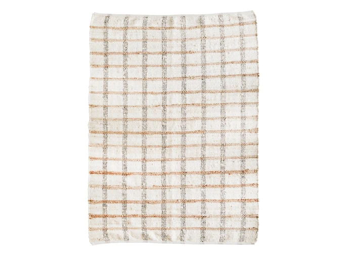 Et rektangulært, hvidt håndklæde med et beige og lysebrunt ternet mønster på en hvid baggrund.