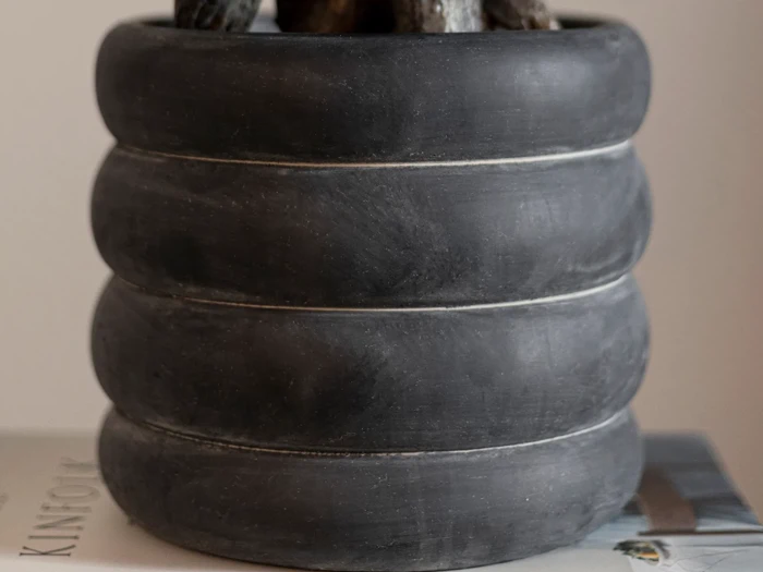 4 stk. Aicha urtepotter i sort cement fra Lauvring 