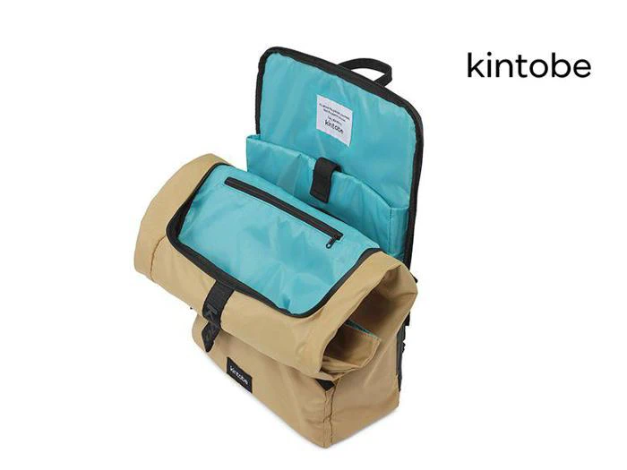 En solbrun og lyseblå rygsæk med en åben topklap, der viser flere indvendige lommer og et lynlåsrum. Mærkenavnet kintobe står i øverste højre hjørne.