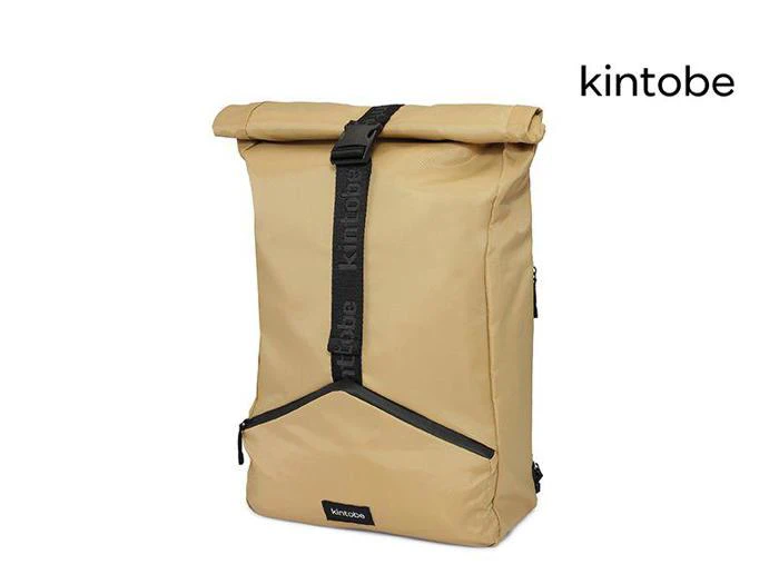 Solbrun rulle-rygsæk med sort rem og spænde foran, med kintobe-logo på både remmen og den nederste forlomme.