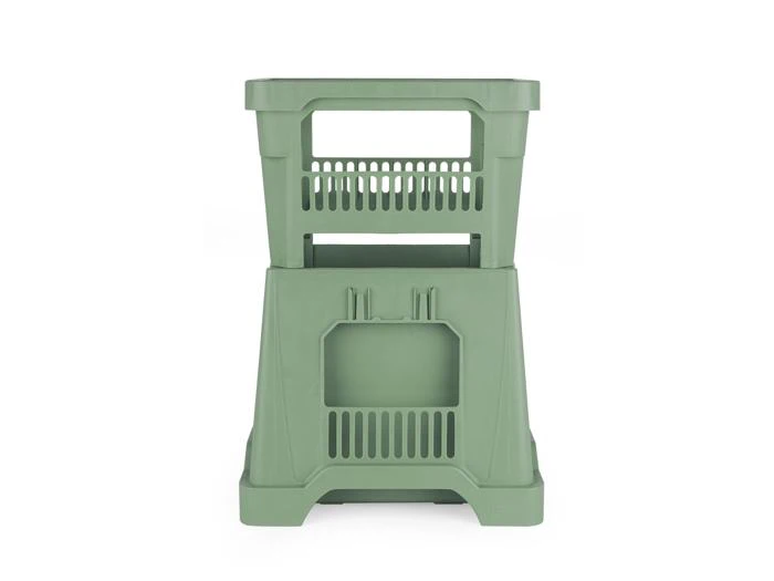 En grøn plastikskammel med to niveauer og rektangulære og slidsede udskæringer til greb og ventilation, vist på en hvid baggrund.