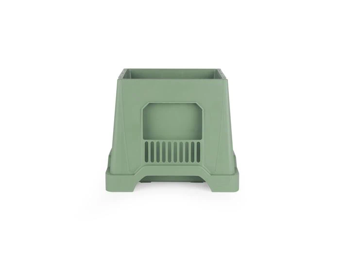 En grøn plantekasse i plast med rektangulær form og ventilerede sider, vist mod en almindelig hvid baggrund.
