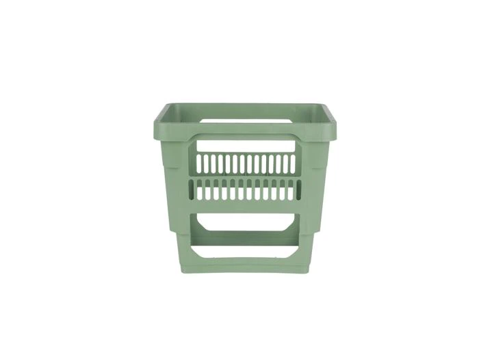 En grøn, rektangulær opbevaringskurv af plast med slidsede sider og en solid kant, isoleret på en hvid baggrund.