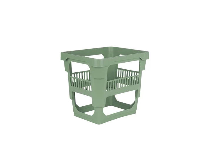 En grøn stabelbar opbevaringskurv i plast med åbne sider og en rektangulær form, vist på en hvid baggrund.