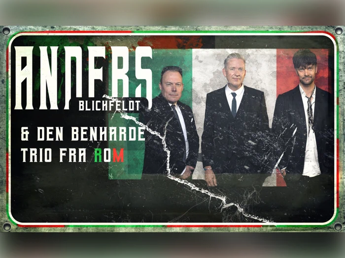 Tre mænd i jakkesæt står foran en baggrund med et italiensk flag, hvor der på et slidt metalskilt står »Anders Blichfeldt & Den Benhårde Trio fra Rom«.