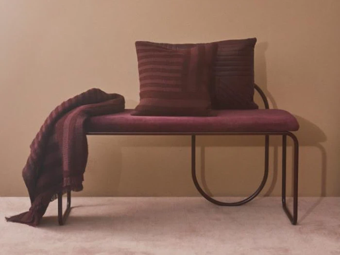 ANGUI pulverlakeret bænk i bordeaux bomuldsfløjl fra AYTM 