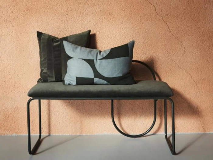 ANGUI pulverlakeret bænk i forest bomuldsfløjl fra AYTM 