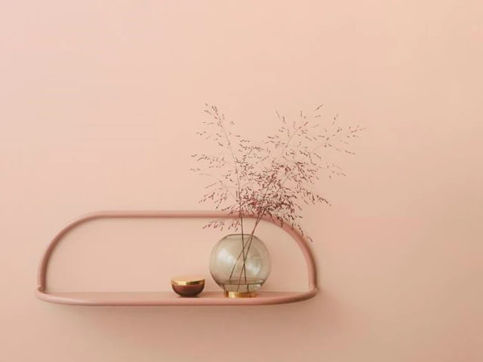 Stor moderne ANGUI pulverlakeret hylde i sort fra AYTM - L: 78 cm