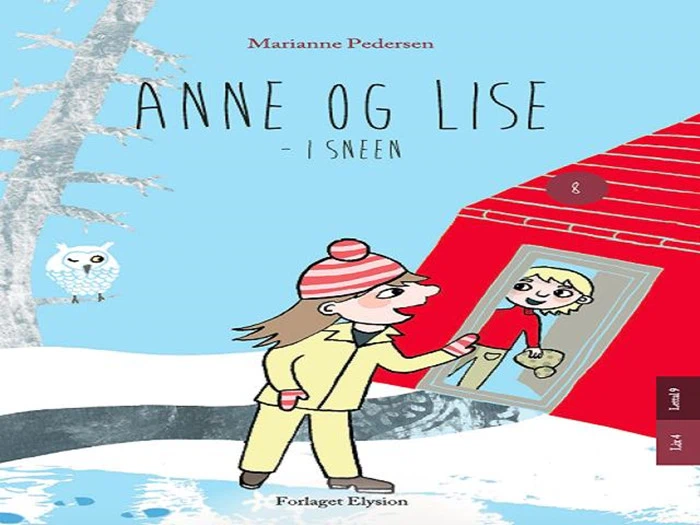 En pige i vintertøj ser på sit spejlbillede i et vindue ved siden af en rød bygning med et snedækket træ og en ugle i baggrunden. Teksten lyder ANNE OG LISE - I SNEEN.