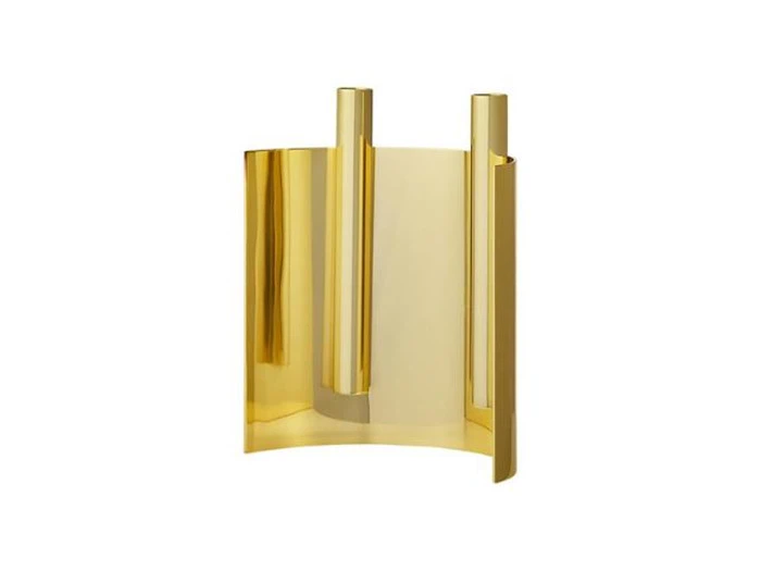 En moderne, skulpturel guldmetalvase med tre cylindriske sektioner i forskellige højder og en reflekterende overflade.