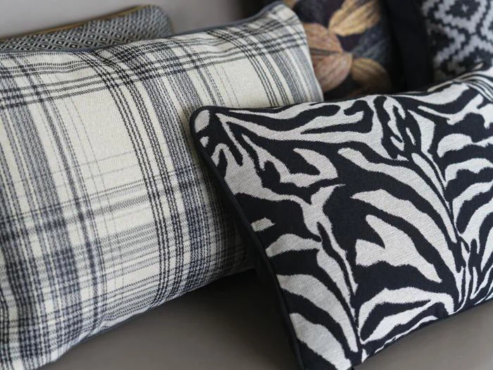 Atelier pude i brun, råhvid og grå fra Mette Ditmer