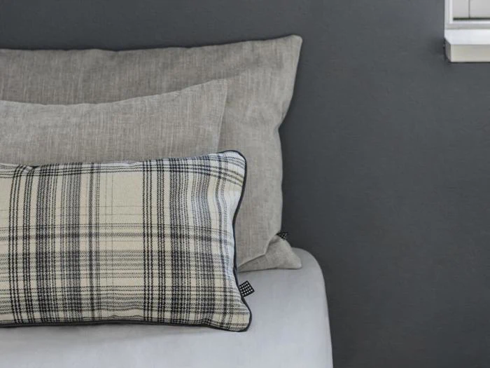 Atelier pude i brun, råhvid og grå fra Mette Ditmer