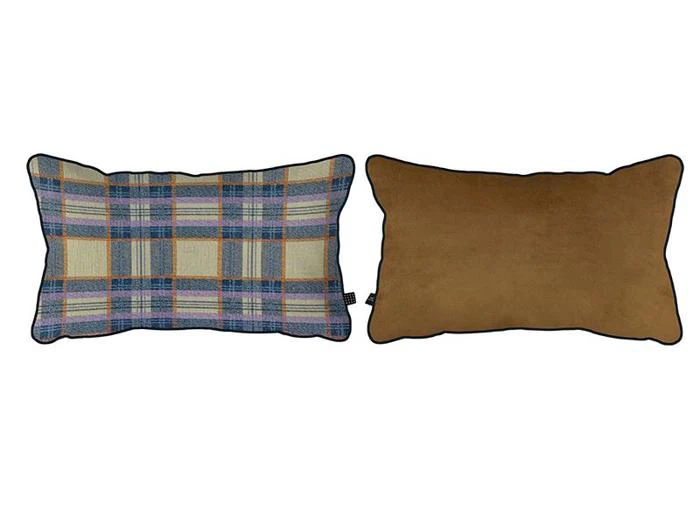 To rektangulære puder: den ene med et blåt, gult og rosa ternet mønster og den anden i ensfarvet brun, begge med sort piping rundt i kanterne.