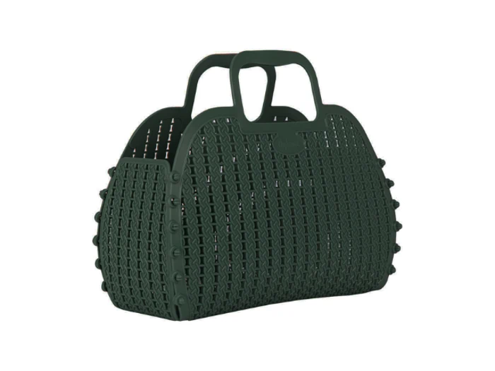 Mørkegrøn plasttaske i kurvestil med vævet design, afrundet form og to hanke, vist på hvid baggrund.