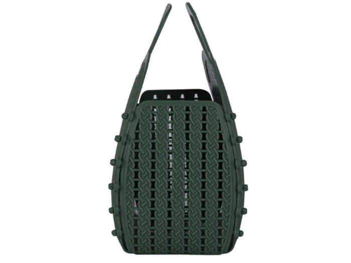 Grøn støvleskraber i plast med en struktureret, gitterlignende overflade og opretstående sidepaneler, set forfra.