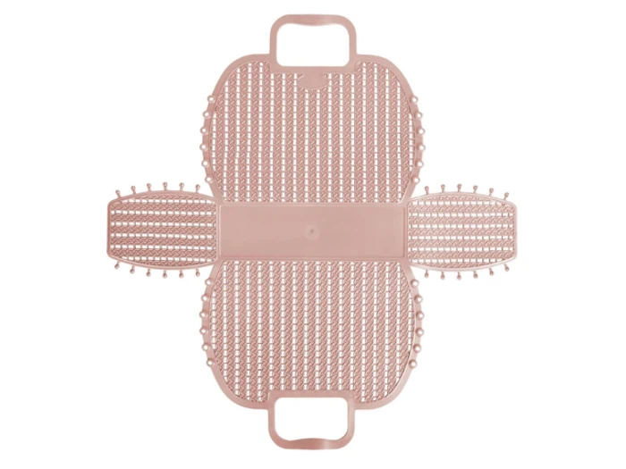 Lyserød badeskrubber i silikone med et gitterlignende mønster, to store håndtag i hver sin ende og to mindre skrubbesektioner på siderne.