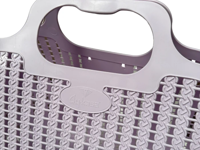 Nærbillede af en lyslilla plastikkurv med vævet mønster og hank og med et hævet ovalt logo med betegnelsen CLYSEE på siden.