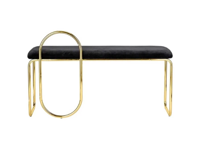 En moderne bænk med sort polstret sæde og guldfarvet metalstel med en unik stor oval sløjfe på den ene side som et dekorativt ben.